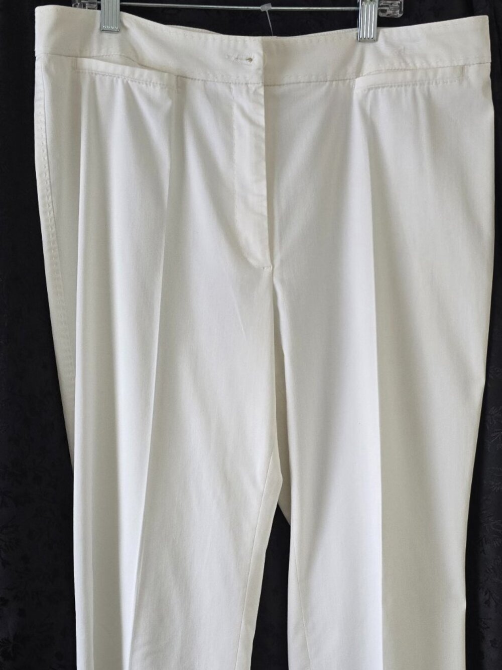 Classic, yet Understated Cabmbio White Cropped Pants Size M